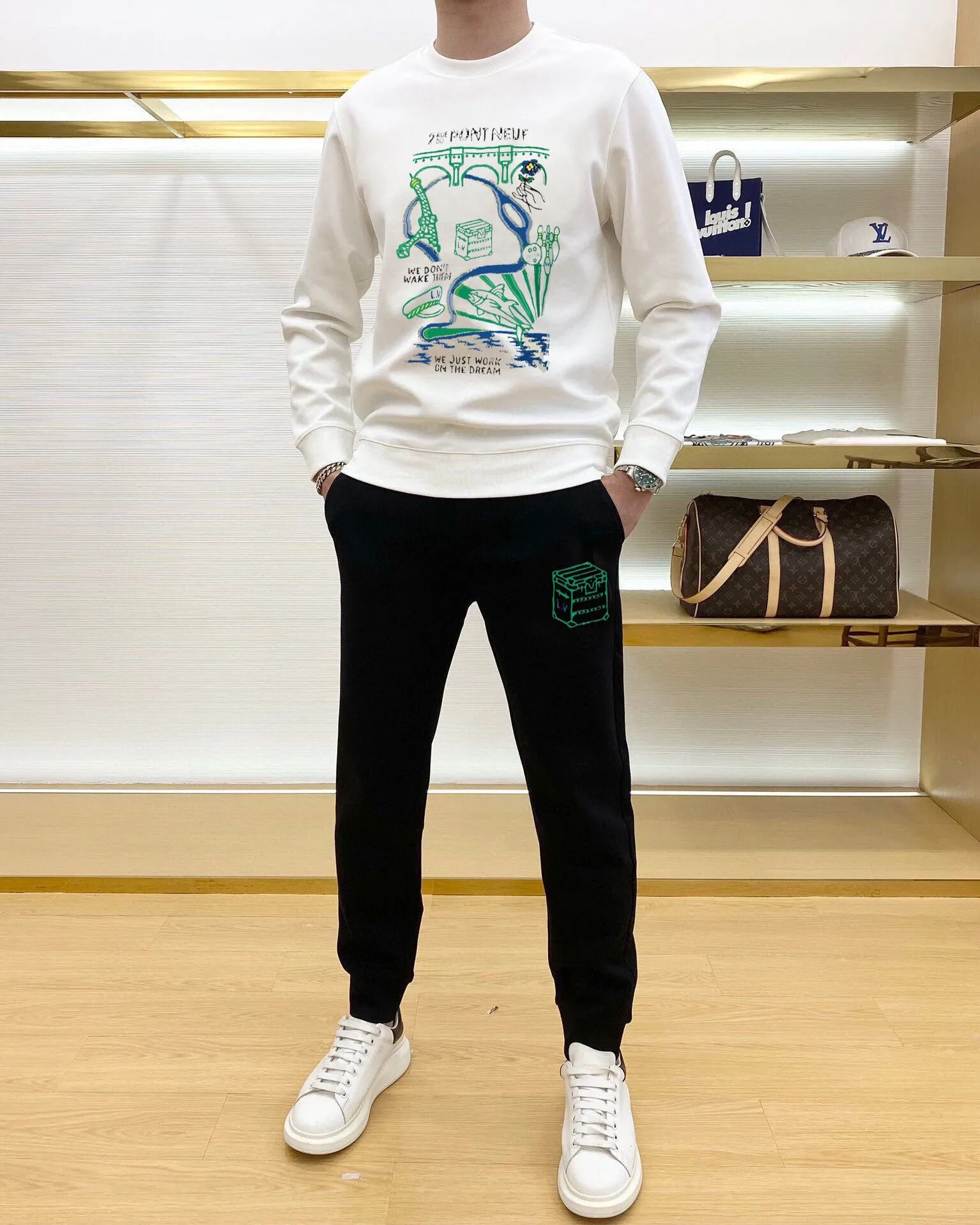 🅿️380 direct batch [Lv Louis Vuitton] (Fat Man Gospel) hot-selling suit is coming. Focus on the original version of the official website. 2025 new hot-selling sweatshirt suit. The original order is the best. 🇭🇰The meticulous work of top designers. Just for a fitting and perfect upper body effect. All-natural high-quality Roman cotton 100%, close-fitting comfort, noble and elegant! Original hardware embodies elegance and nobility! Counter size: M-5XL (maximum wear up to 220 pounds)